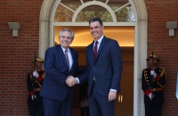 Pedro Sánchez recibe la visita del presidente Fernández