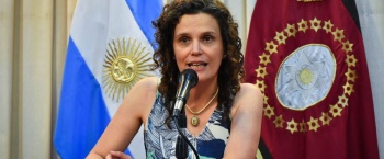 Cristina Fiore abdica de sus deberes y contrata a un 'think tank' para que haga el trabajo que tienen que hacer los maestros