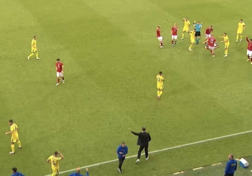 El futbolista danés Christian Eriksen vuelve a sufrir una crisis cardiaca en pleno partido
