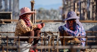 Las mujeres migrantes siguen atrapadas en empleos por debajo de su cualificación