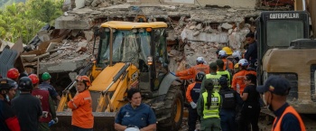 Rescatistas de 27 países se suman a la búsqueda bajo los escombros en Venezuela