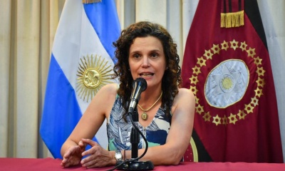 Cristina Fiore abdica de sus deberes y contrata a un 'think tank' para que haga el trabajo que tienen que hacer los maestros
