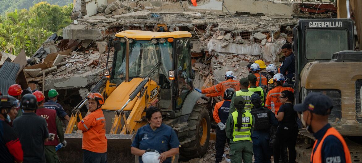 Rescatistas de 27 países se suman a la búsqueda bajo los escombros en Venezuela