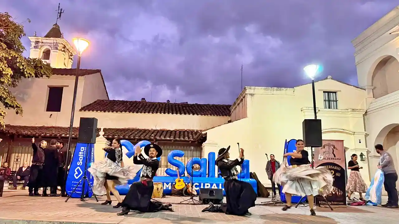 Espectáculo folklórico en la Plazoleta IV Siglos de Salta