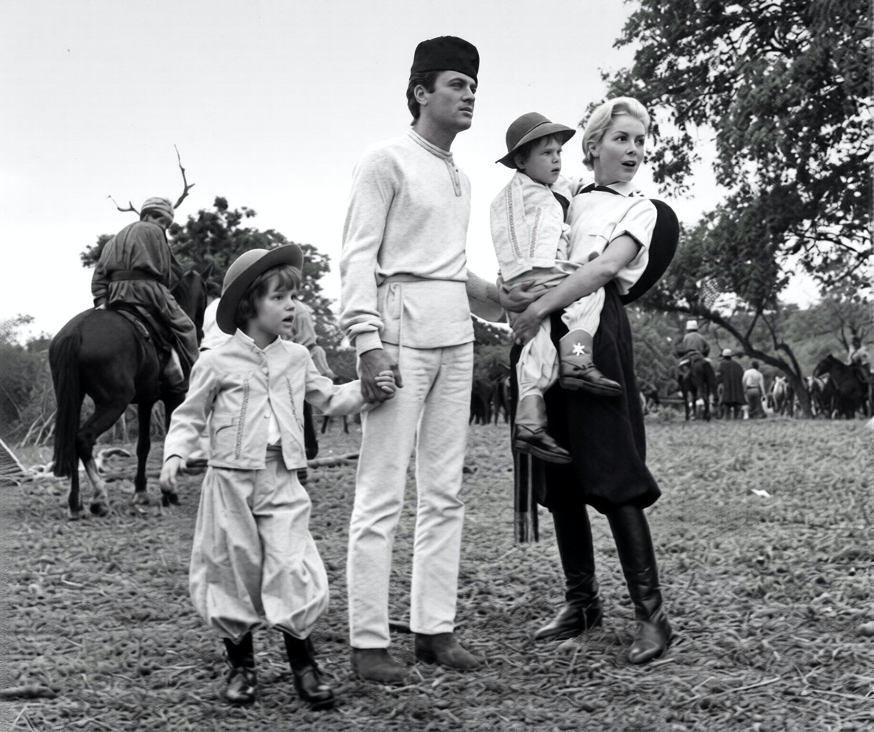 De izquierda a derecha: Kelly Curtis (RIP), Tony Curtis, Jamie Lee Curtis y Janet Leigh, en Salta