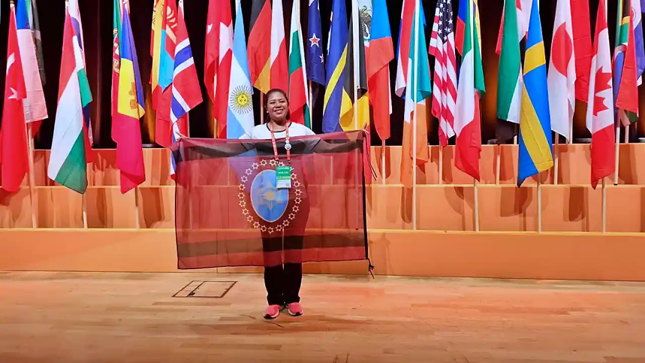 Achuma posa con la bandera de Salta