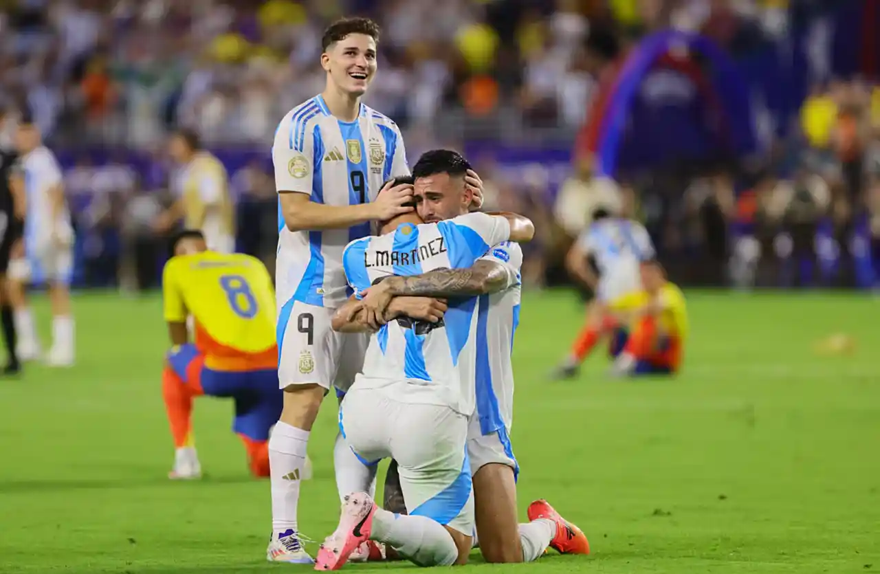 Julián Álvarez, Lautaro Martínez y Nicolás González se abrazan al finalizar el partido
