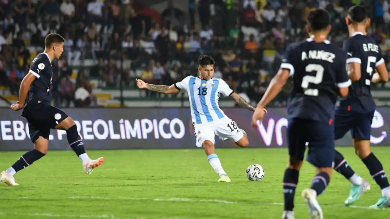 Thiago Almada remata al arco en el primer partido contra Paraguay