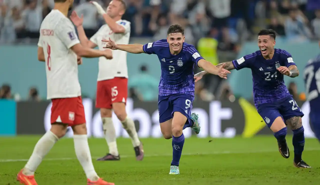 Julián Álvarez y Enzo Fernández celebran el segundo gol argentino