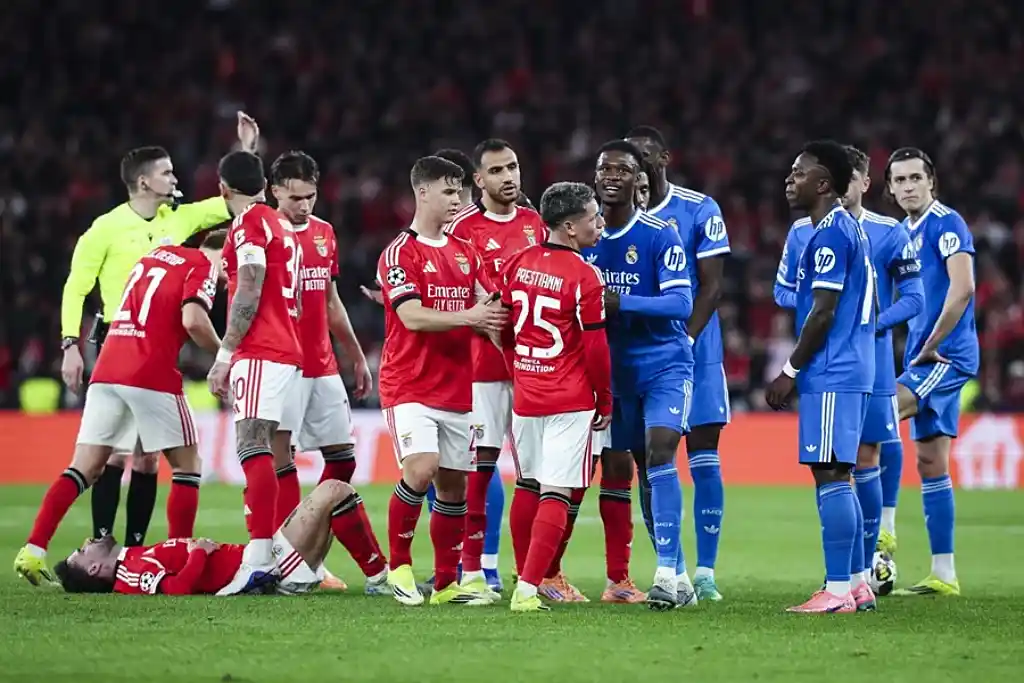 Prestiani y Vinícius Júnior se encaran durante el partido