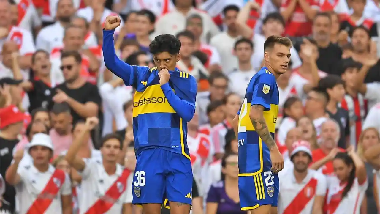 Cristian Medina celebra su gol junto a Kevin Zenón