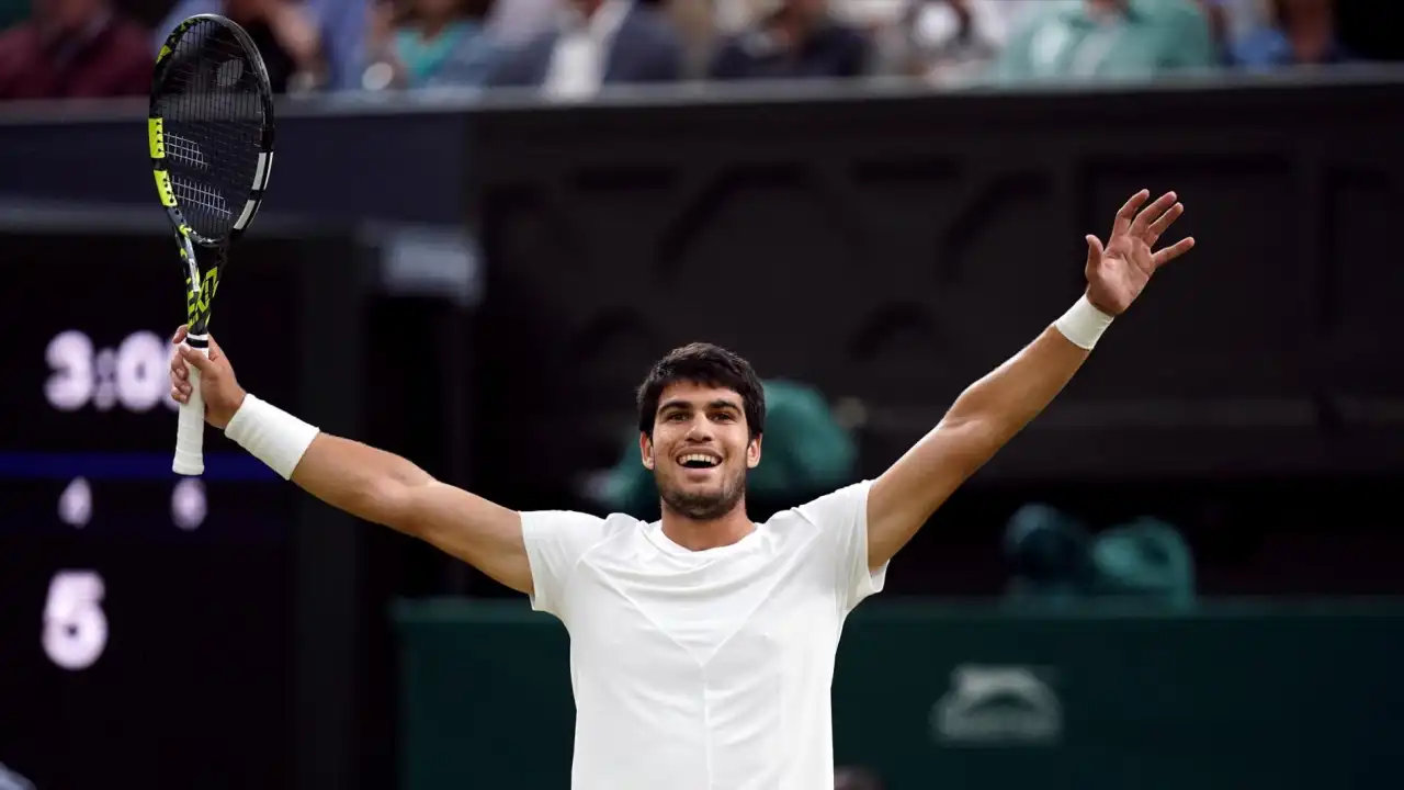 Carlos Alcaraz celebra en Wimbledon