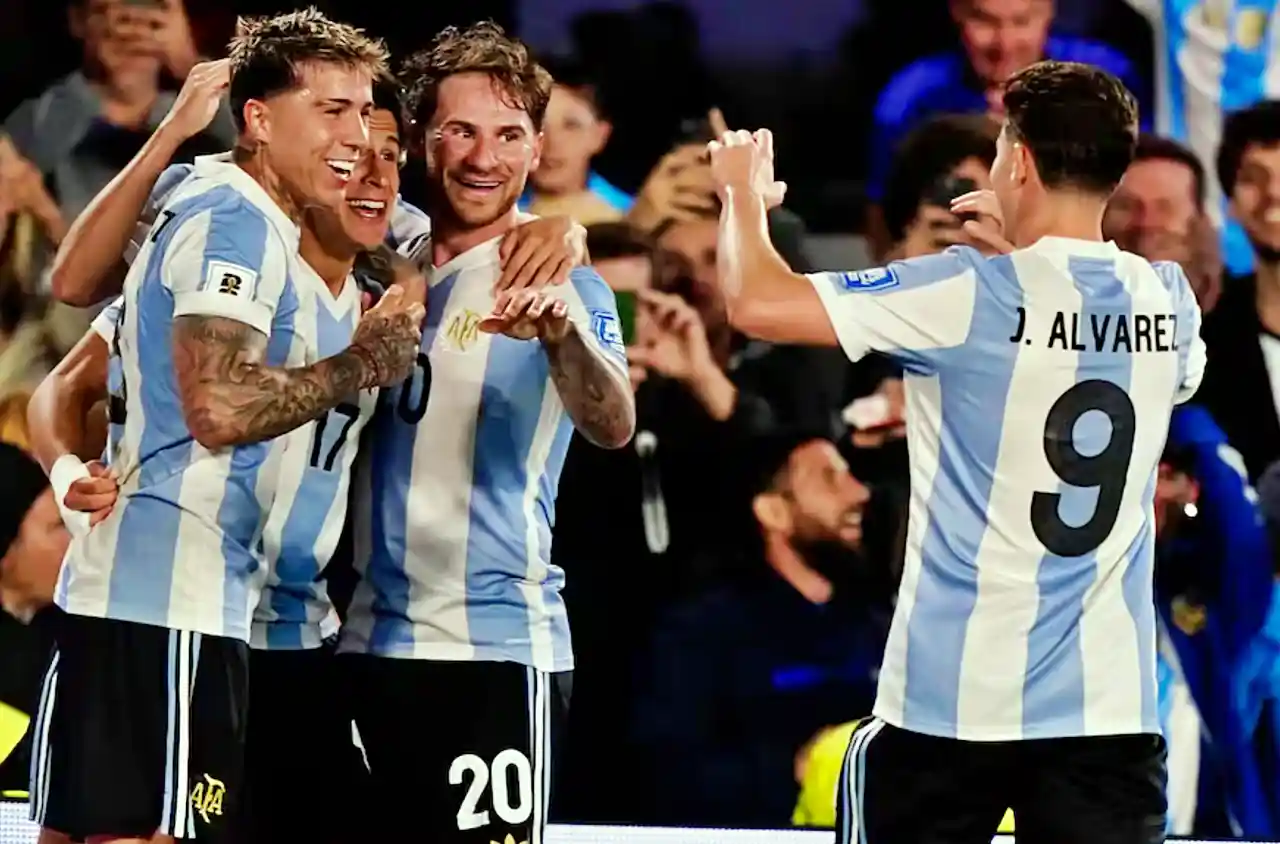 Enzo Fernández, Giuliano Simeone, Alexis McAllister y Julián Álvarez, los goleadores de la noche