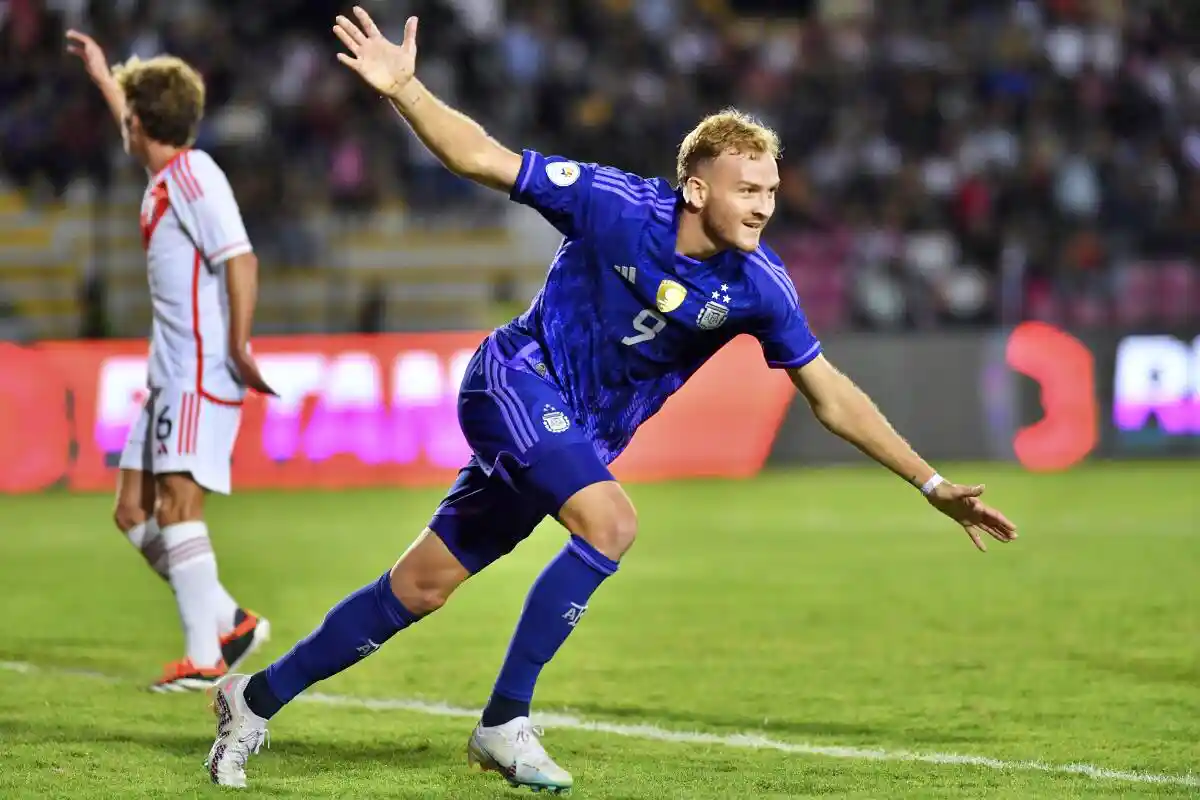 Luciano Gondou festeja su gol