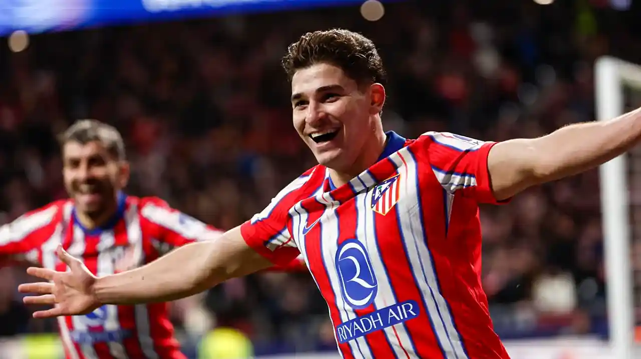 Ángel Correa y Julián Álvarez celebran el segundo gol del Atlético de Madrid