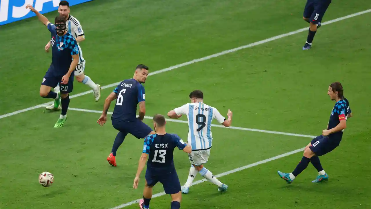 Julián Álvarez convierte el tercer gol argentino