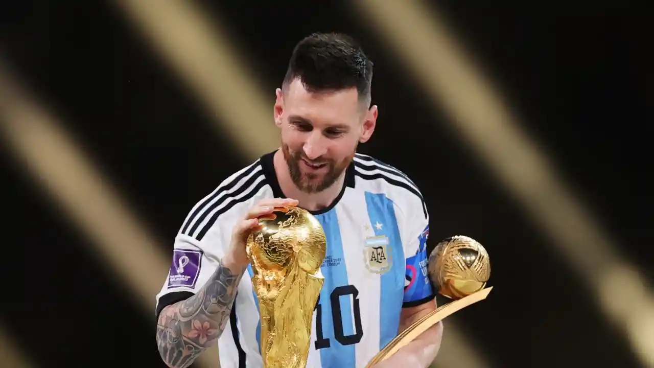 Lionel Messi acaricia la Copa del Mundo