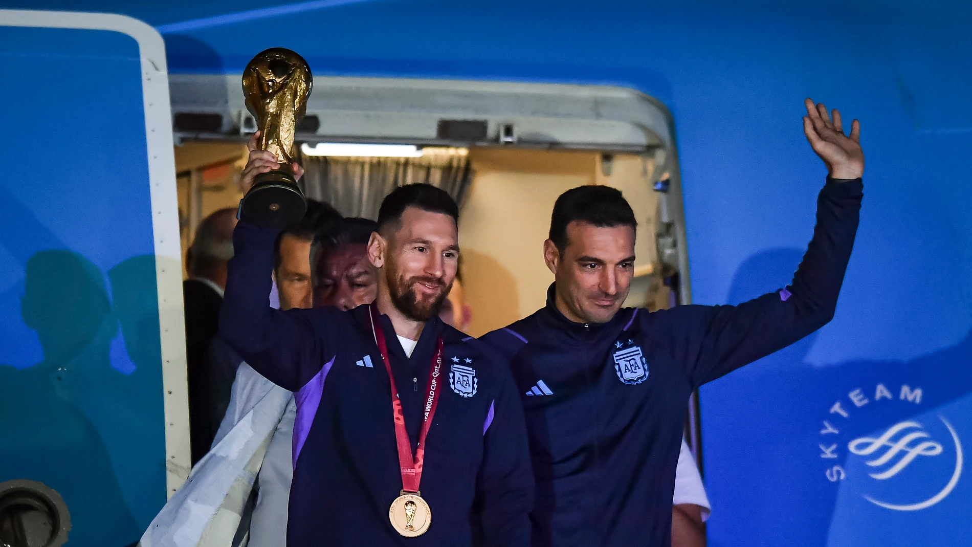 Multitudinario recibimiento a los Campeones del Mundo a su llegada a la Argentina