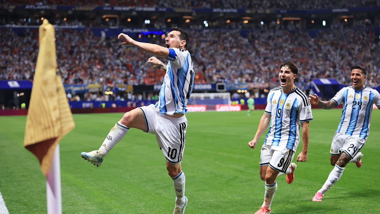 Messi celebra el gol del empate, seguido por Julián Álvarez y Enzo Fernández