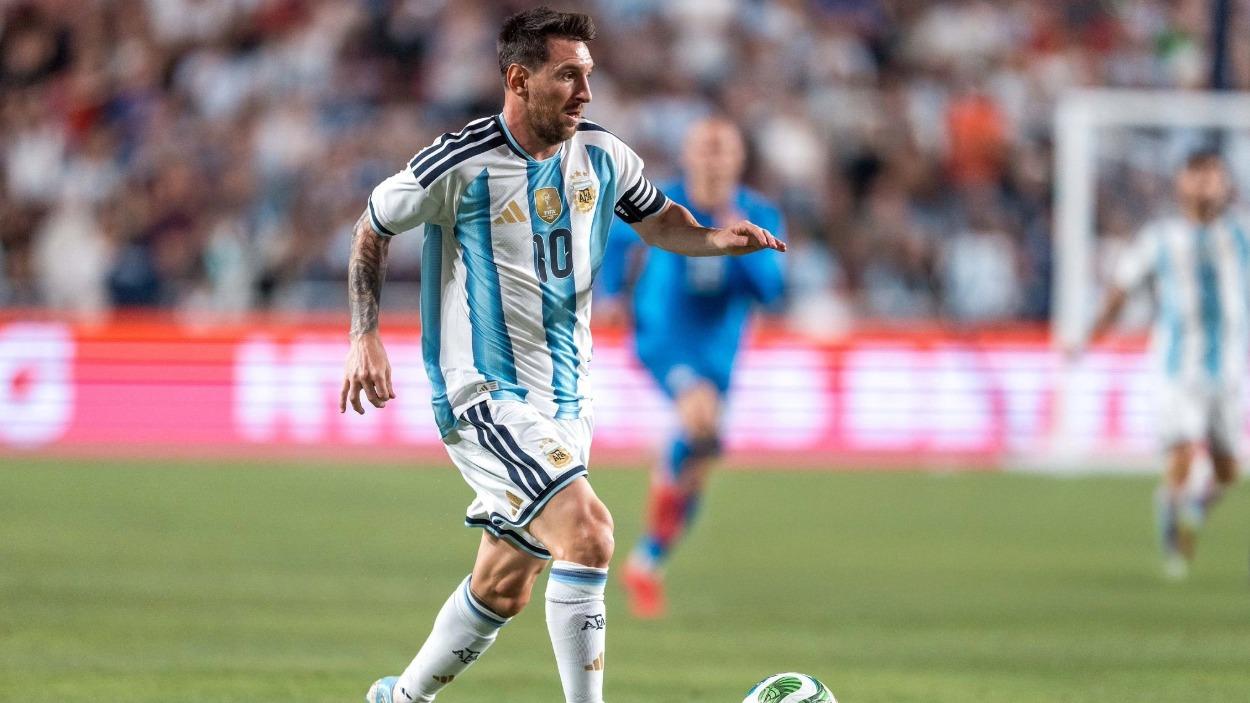 Messi conduce el balón frente a Islandia