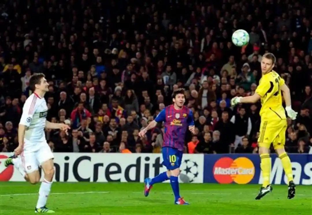 Lionel Messi bate a Bernd Leno, en su noche mágica frente al Bayern Leverkusen