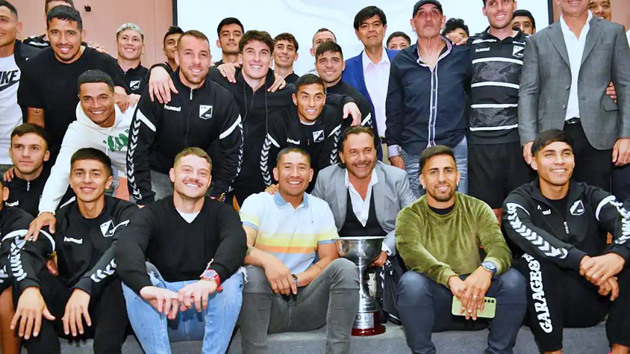 Sáenz junto a los jugadores, entrenador y presidente de Central Norte