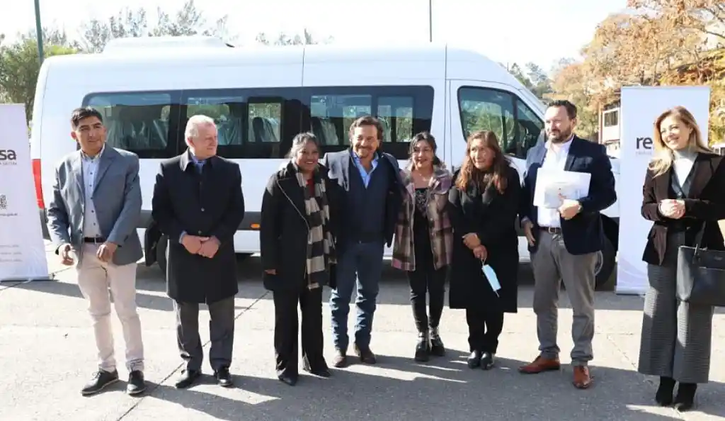 Sáenz y Marocco en el acto de entrega de una furgoneta