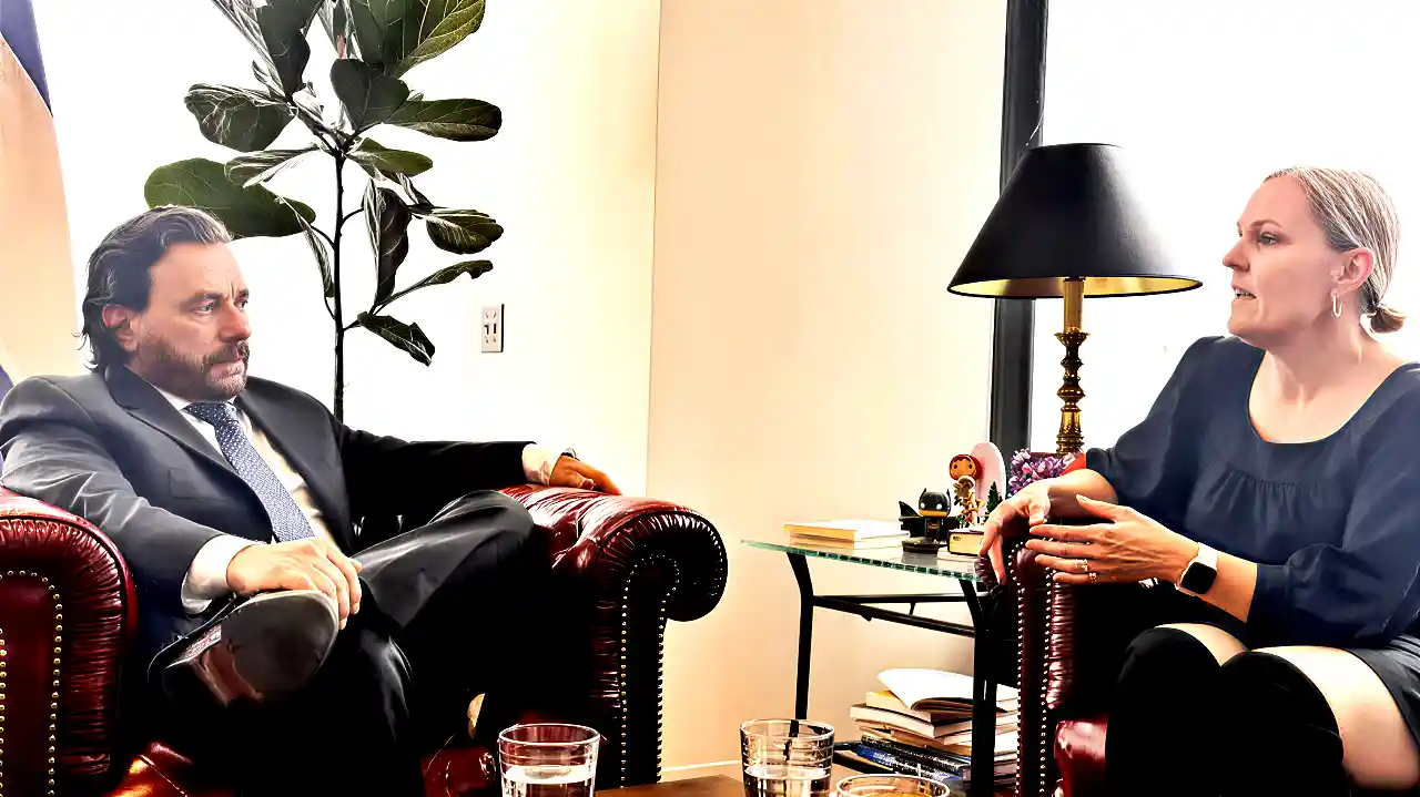 Sáenz y Veronica Kathuria