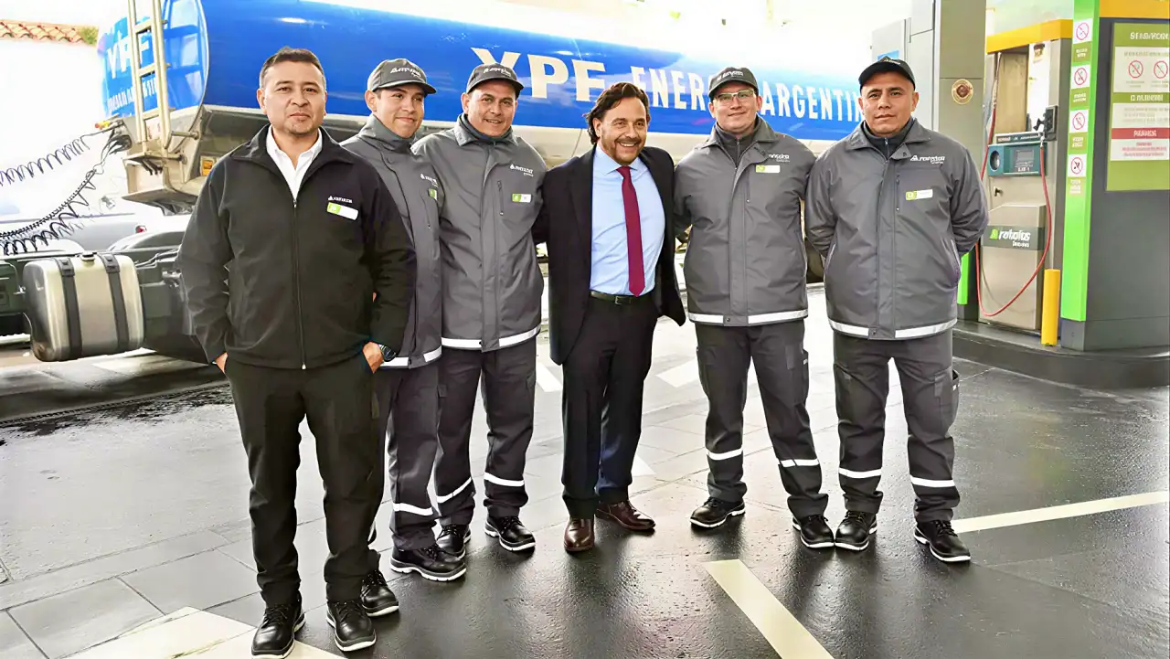 Sáenz y el CEO de YPF inauguran en Salta la primera Refiplus del país