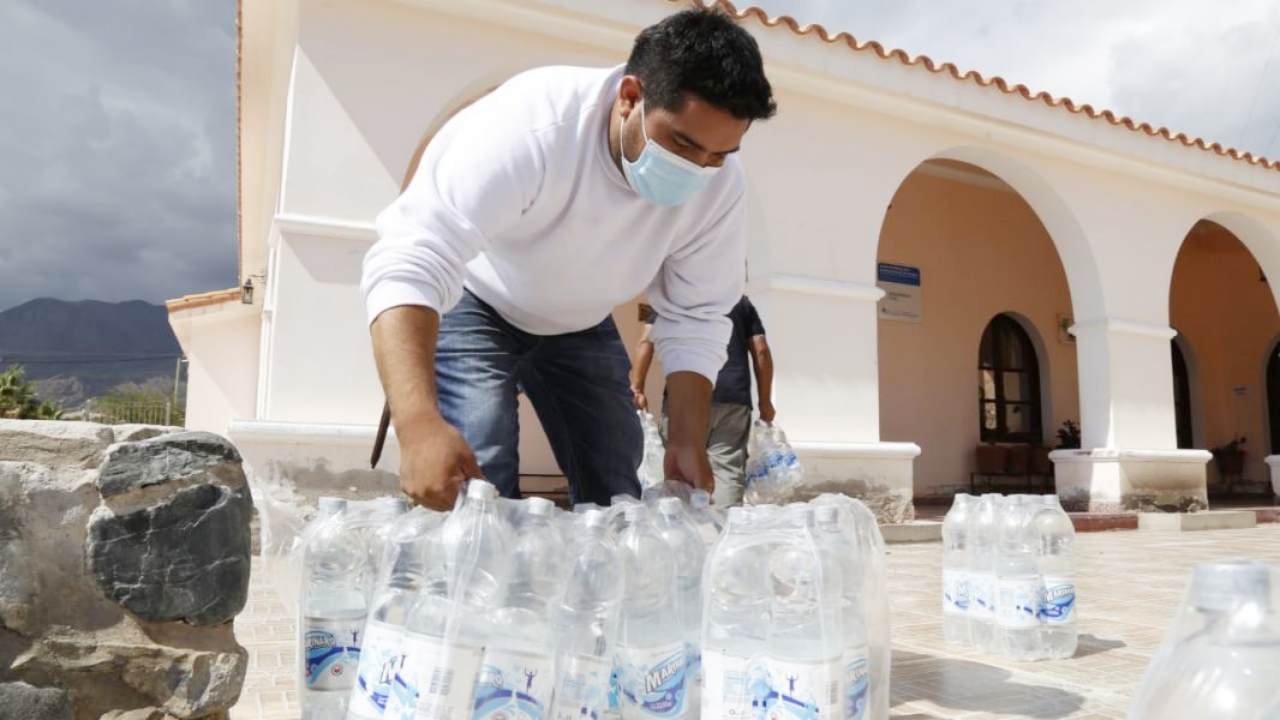 El gobierno distribuye agua embotellada en Angastaco