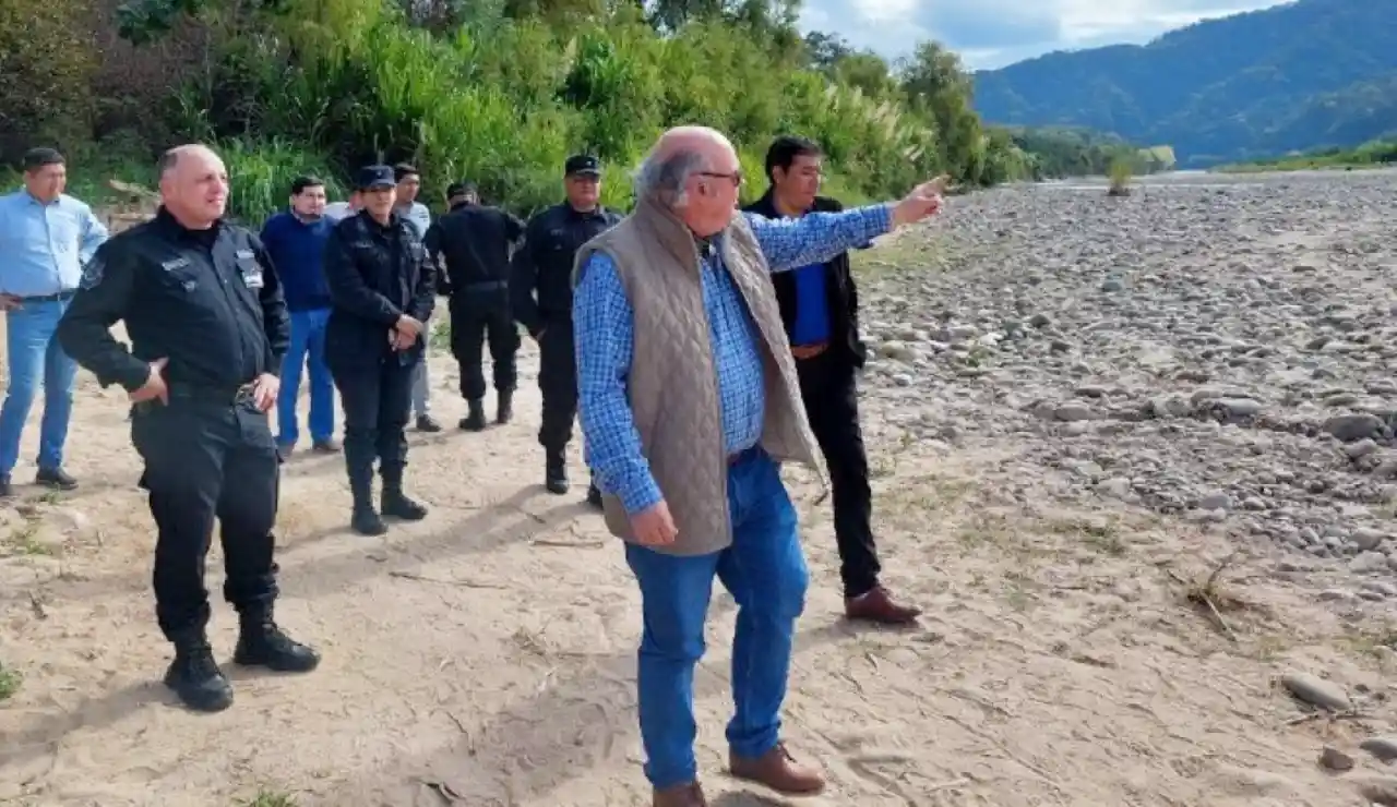 Cornejo señala al horizonte