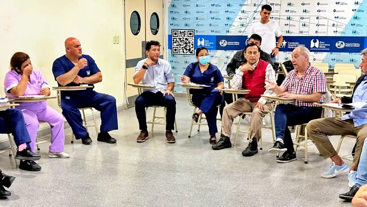 Reunión de funcionarios por el dengue en el hospital materno infantil
