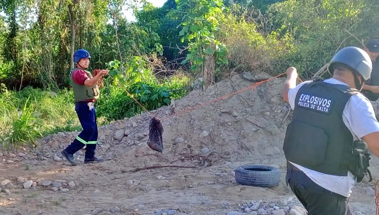 Bomberos retiran el explosivo del lugar