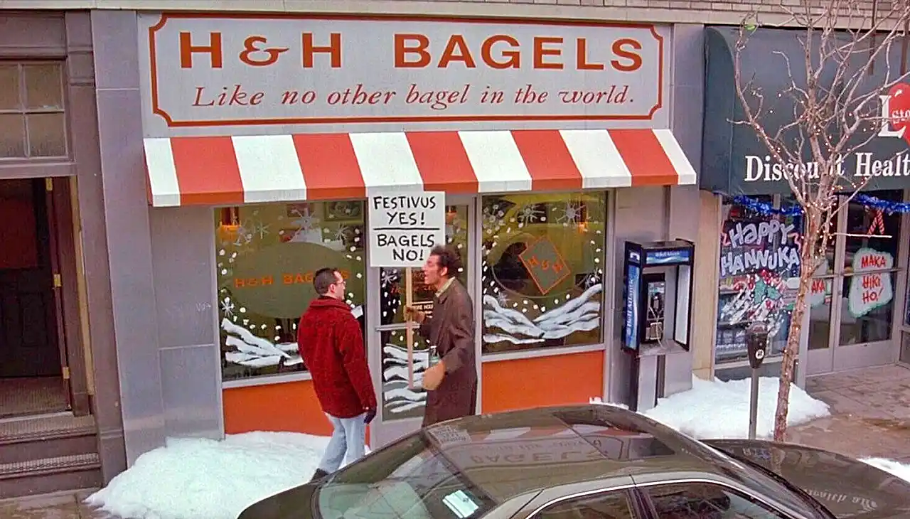 Cosmo Kramer en su 'acampe' frente a H&amp;H Bagels