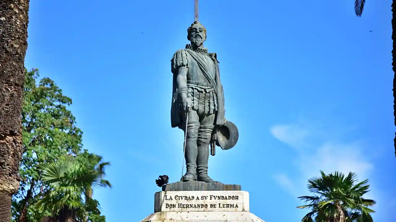 Monumento a Hernando de Lerma en la plaza Güemes de Salta