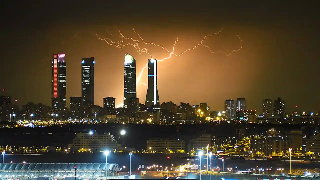 Tormenta en la zona norte de Madrid, vista desde el aeropuerto de Barajas