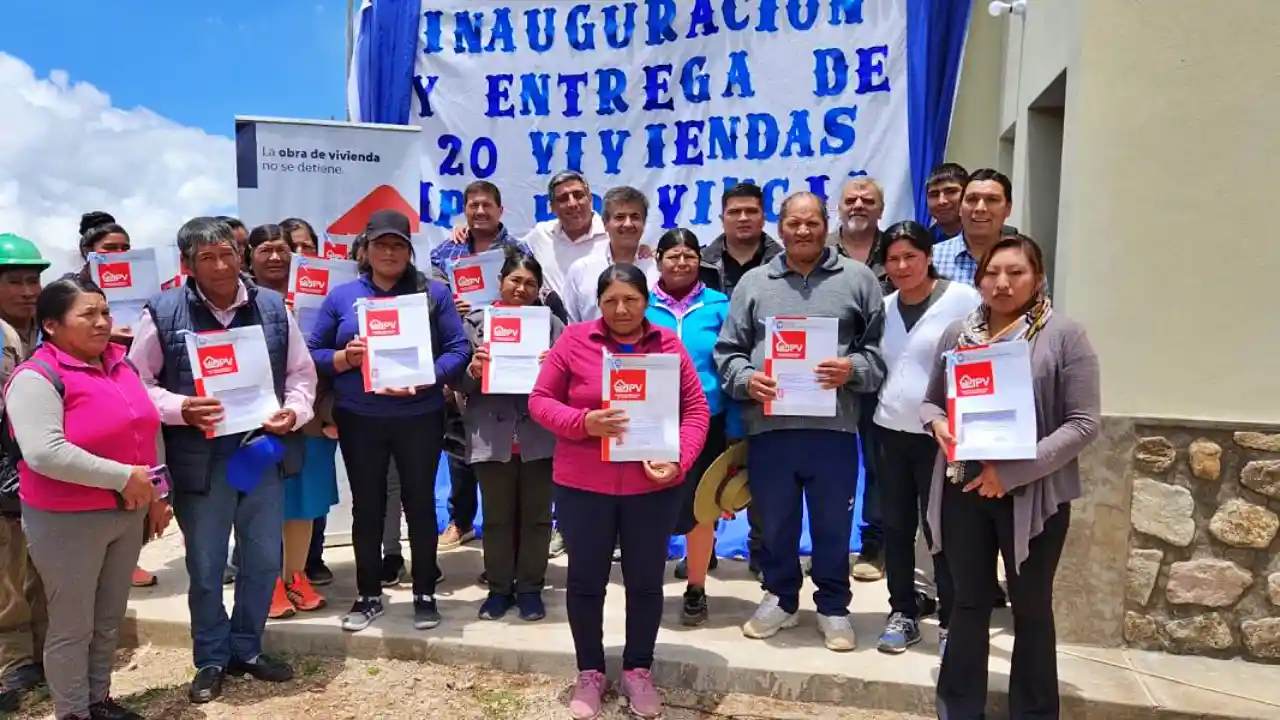 Familias exhiben sus títulos