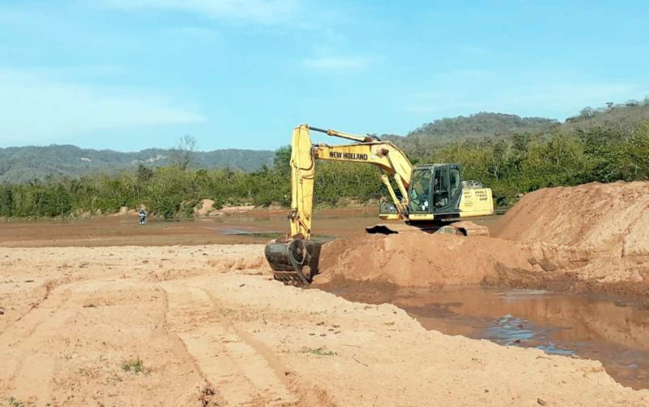Maquinaria del gobierno en el río Bermejo