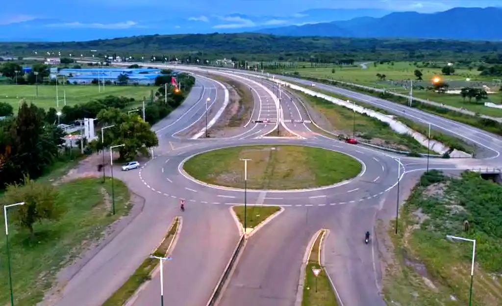 VIsta aérea de una rotonda de nueva carretera