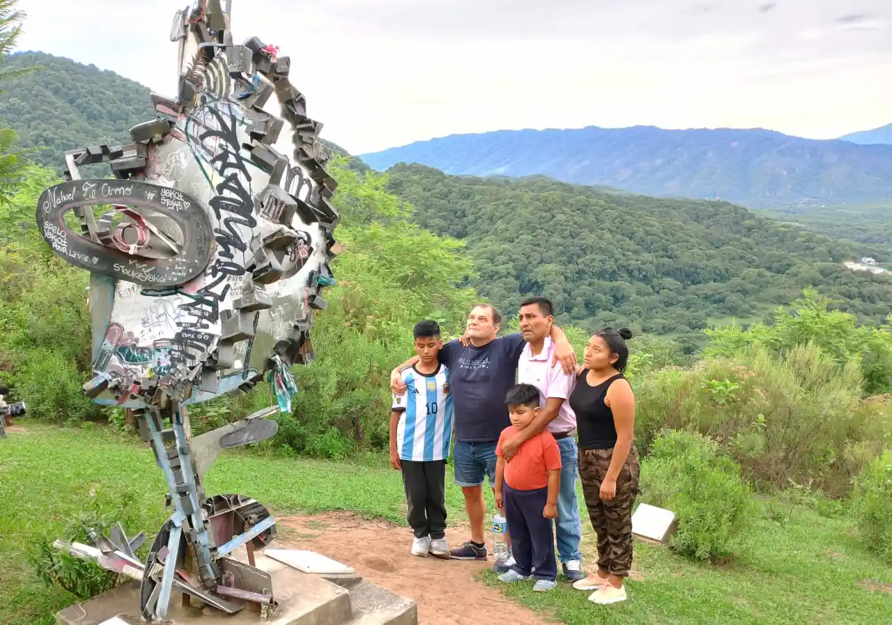 Vera, Chatard y familia ante el monumento que recuerda a las turistas francesas