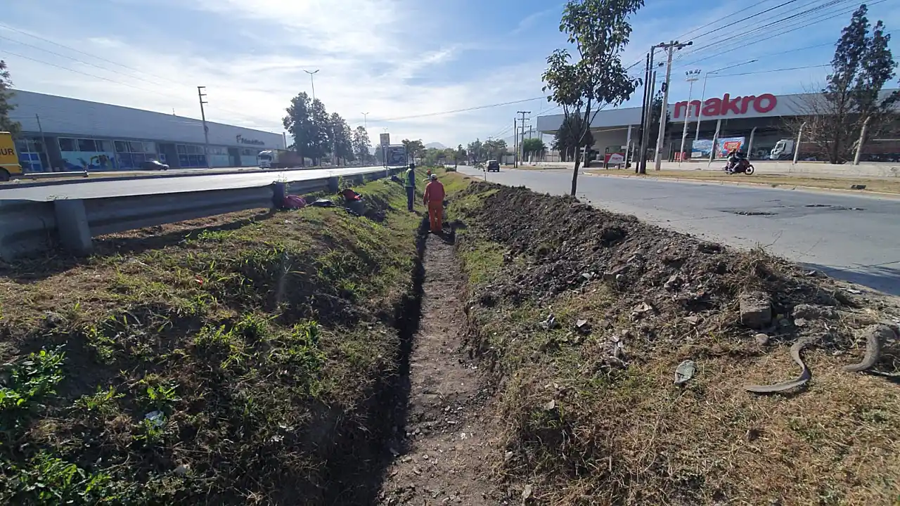 Limpieza en el canal de la Tavella
