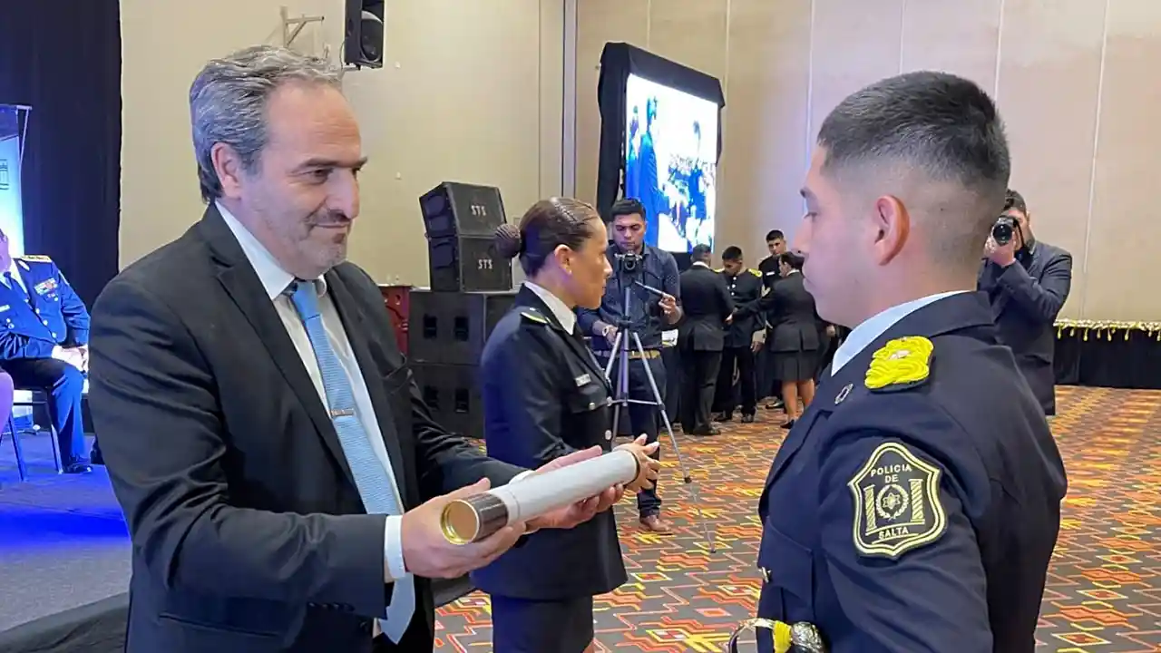 García Castiella entrega su diploma a un flamante oficial de la Policía