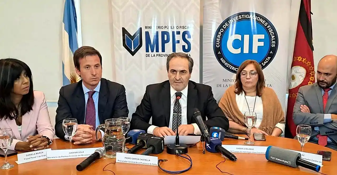 García Castiella (al centro) con algunos de los fiscales penales de Salta