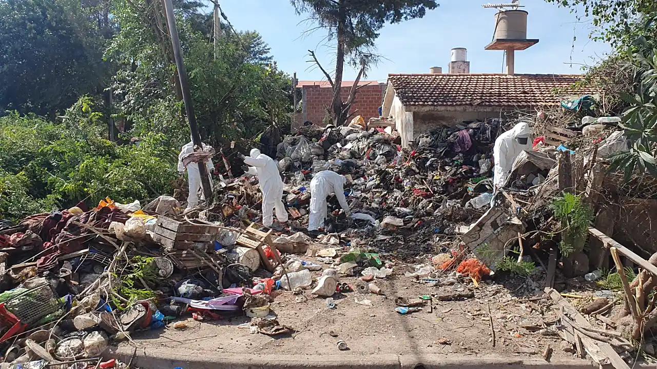 Imagen del operativo de limpieza en una vivienda de Salta