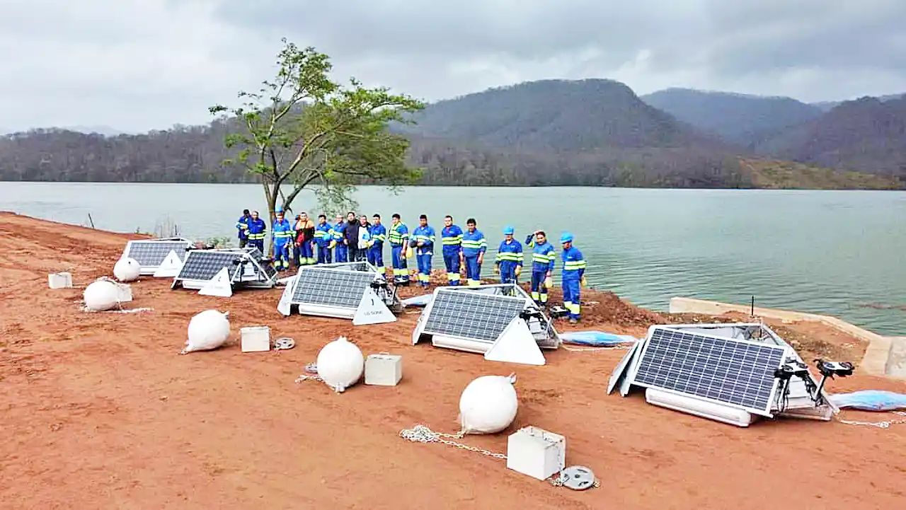 Instalación de boyas en el dique El Limón