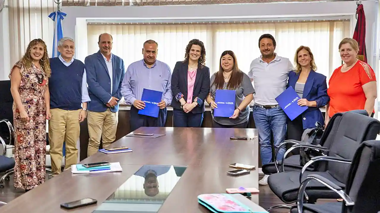 Momento de la firma del convenio