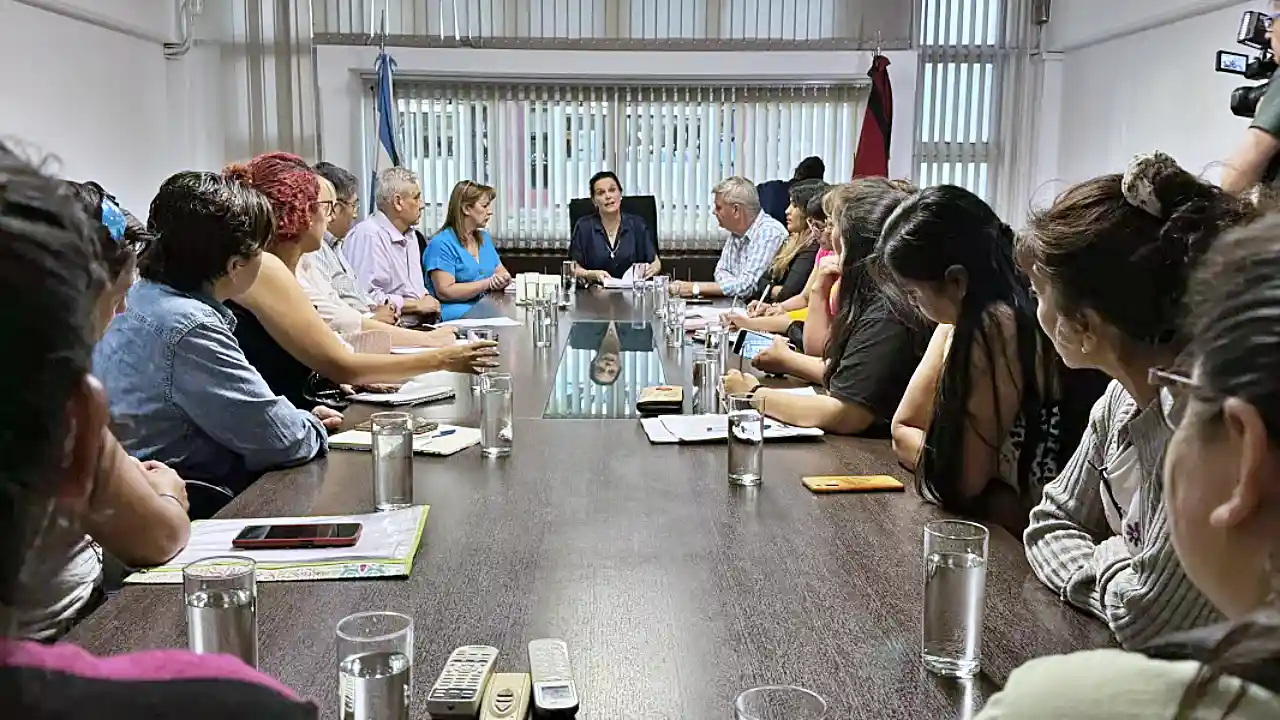 Reunión de la ministra Fiore con padres de alumnos