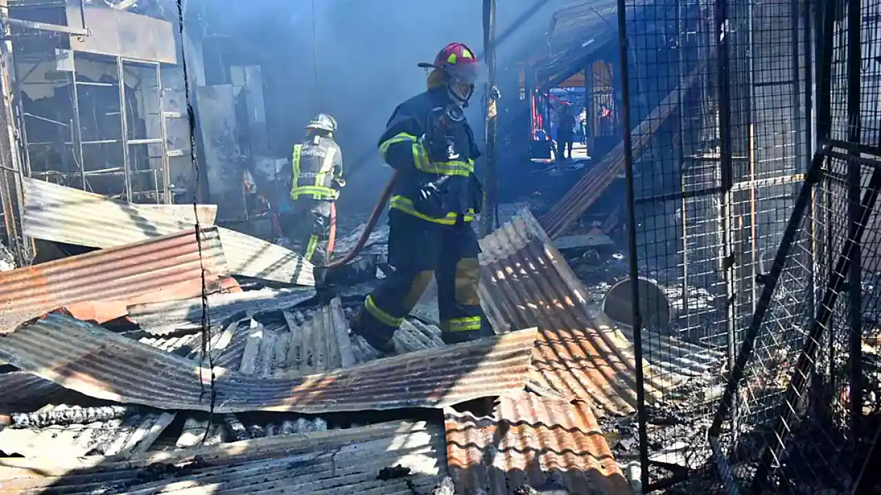Bomberos trabajan en el interior del Mercado San Miguel