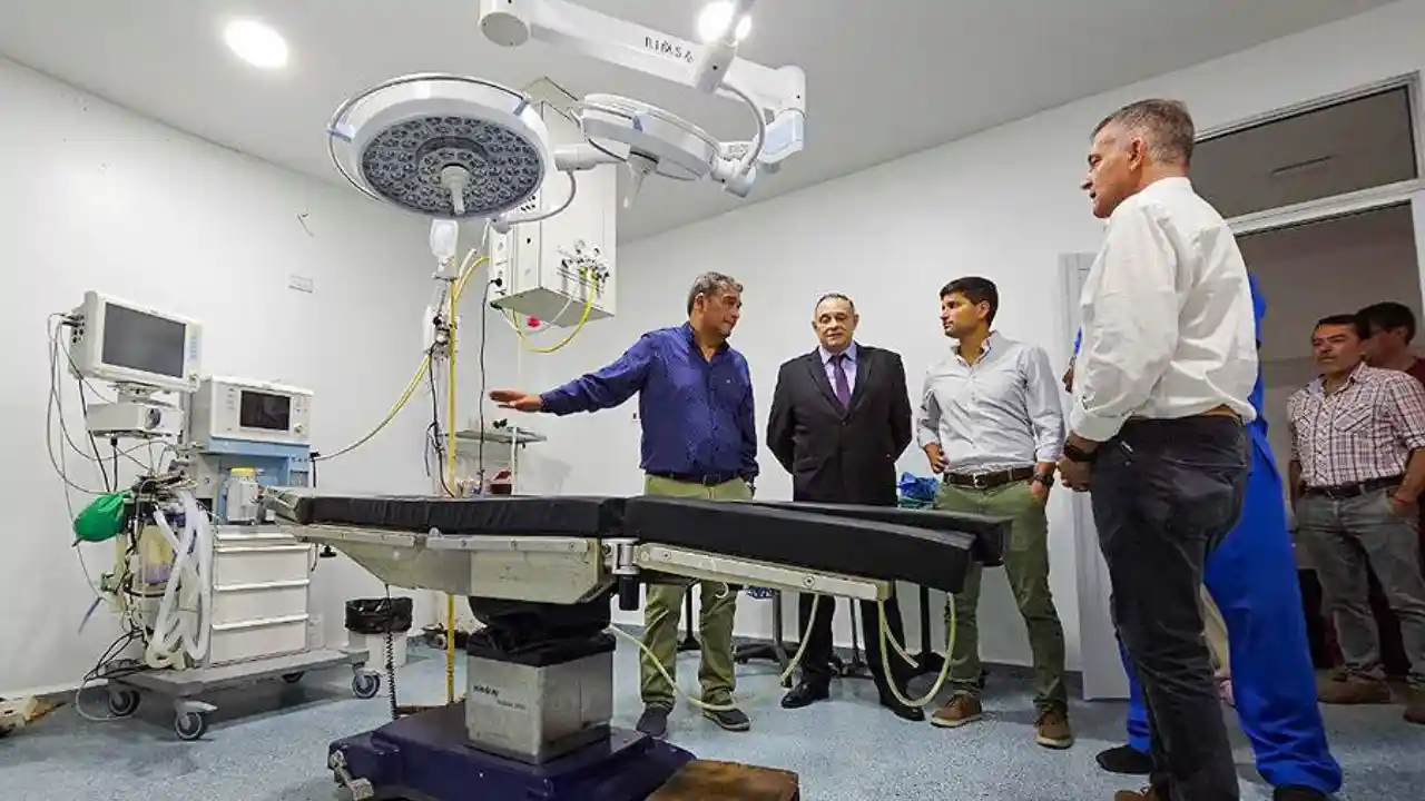 Mangione inaugura el servicio de cirugía cardiovascular en el hospital público de Orán