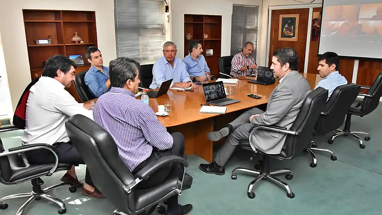 Reunión del ministro de los Ríos con consultores extranjeros